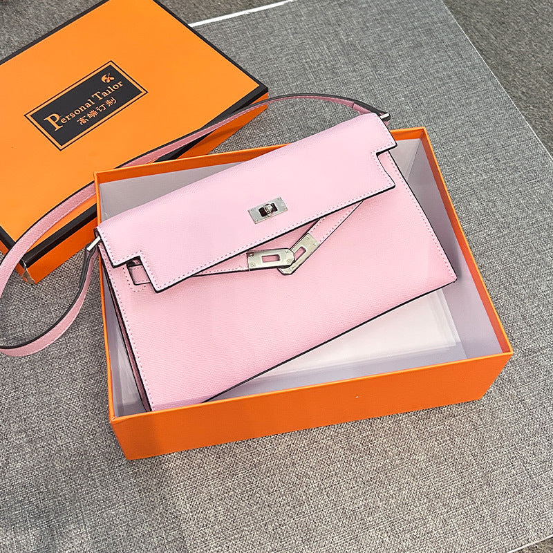 Élise Envelope Shoulder Bag in pink with silver hardware