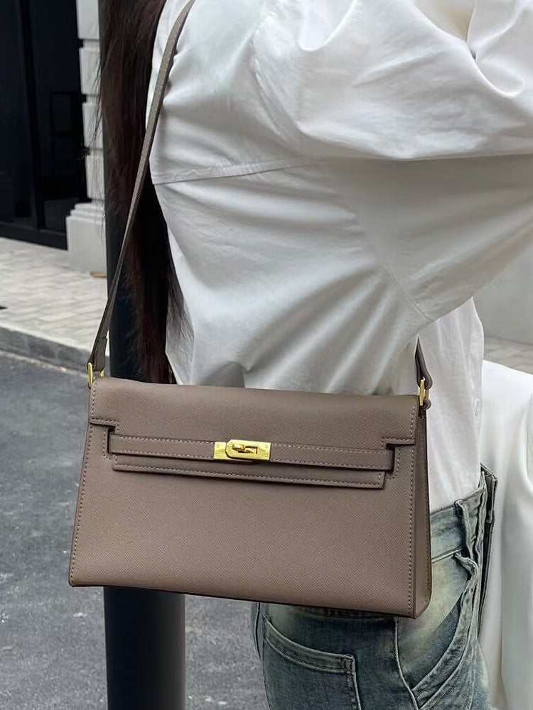 Élise Envelope Shoulder Bag in elephant gray, worn on the shoulder